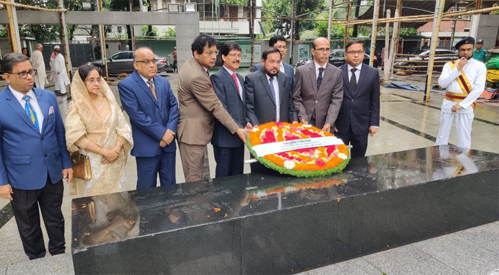 জাতির পিতার প্রতিকৃতিতে নয় বিচারপতির শ্রদ্ধা